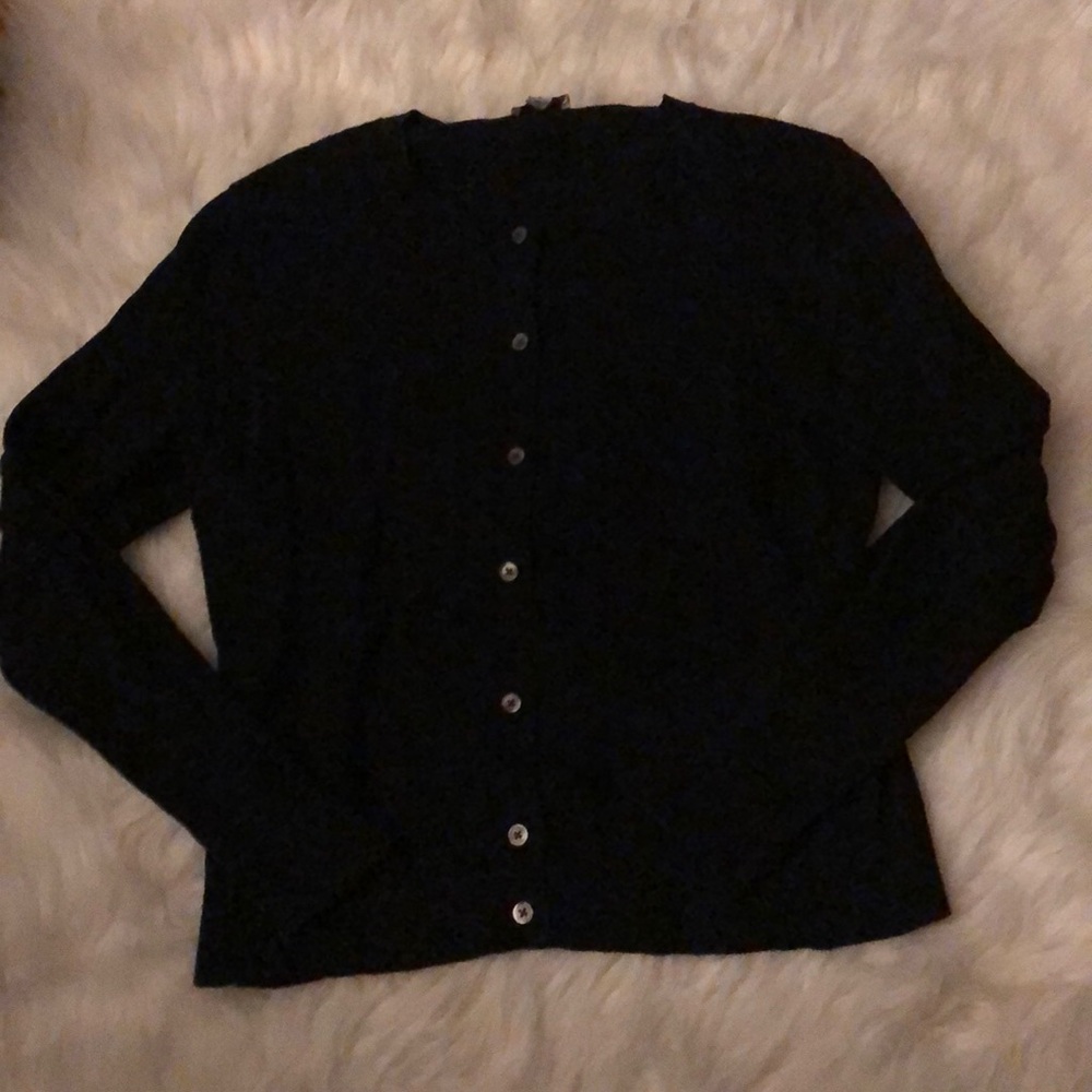 A black gap sweater